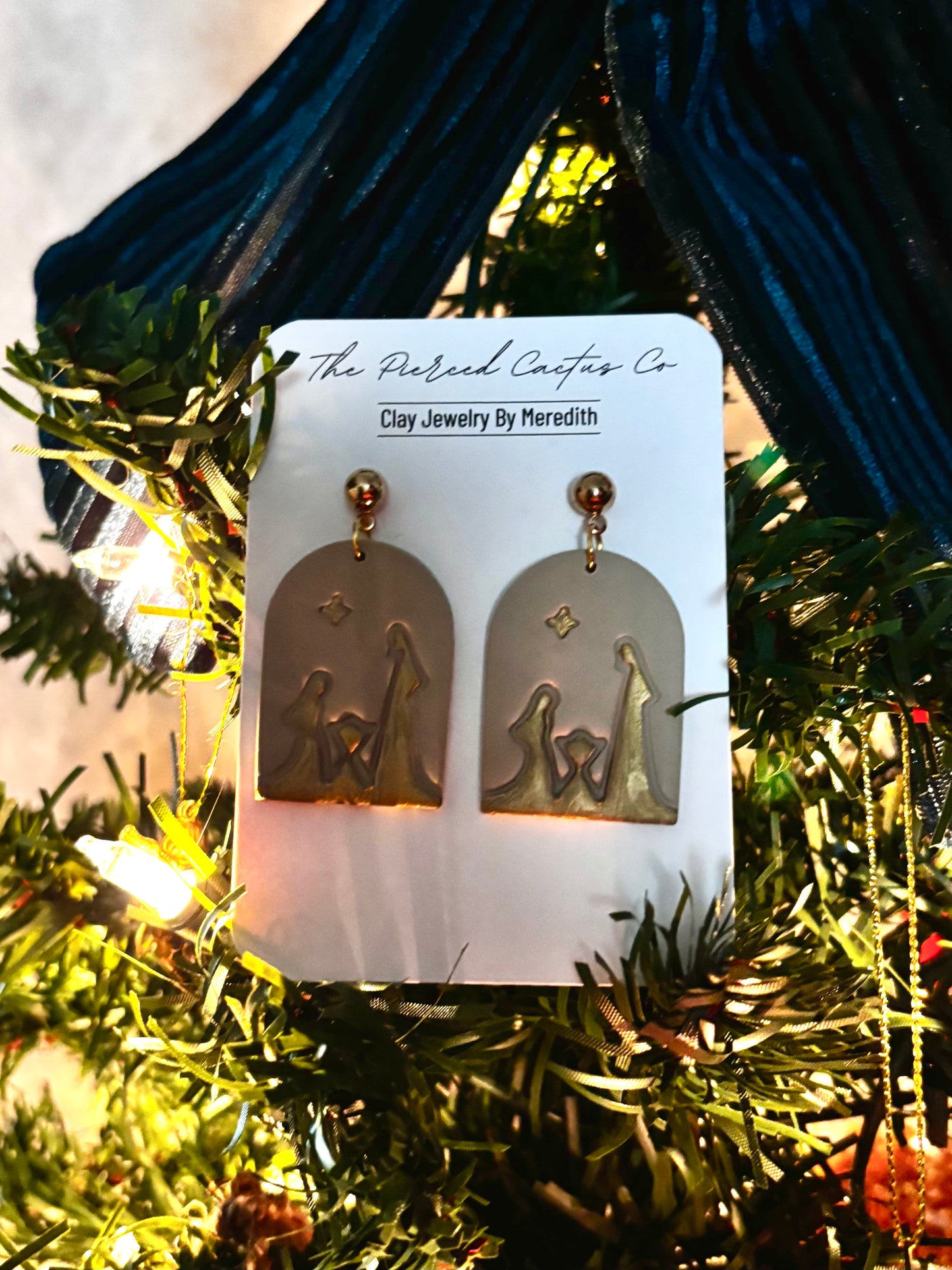 Beige & Gold Nativity Dangle
